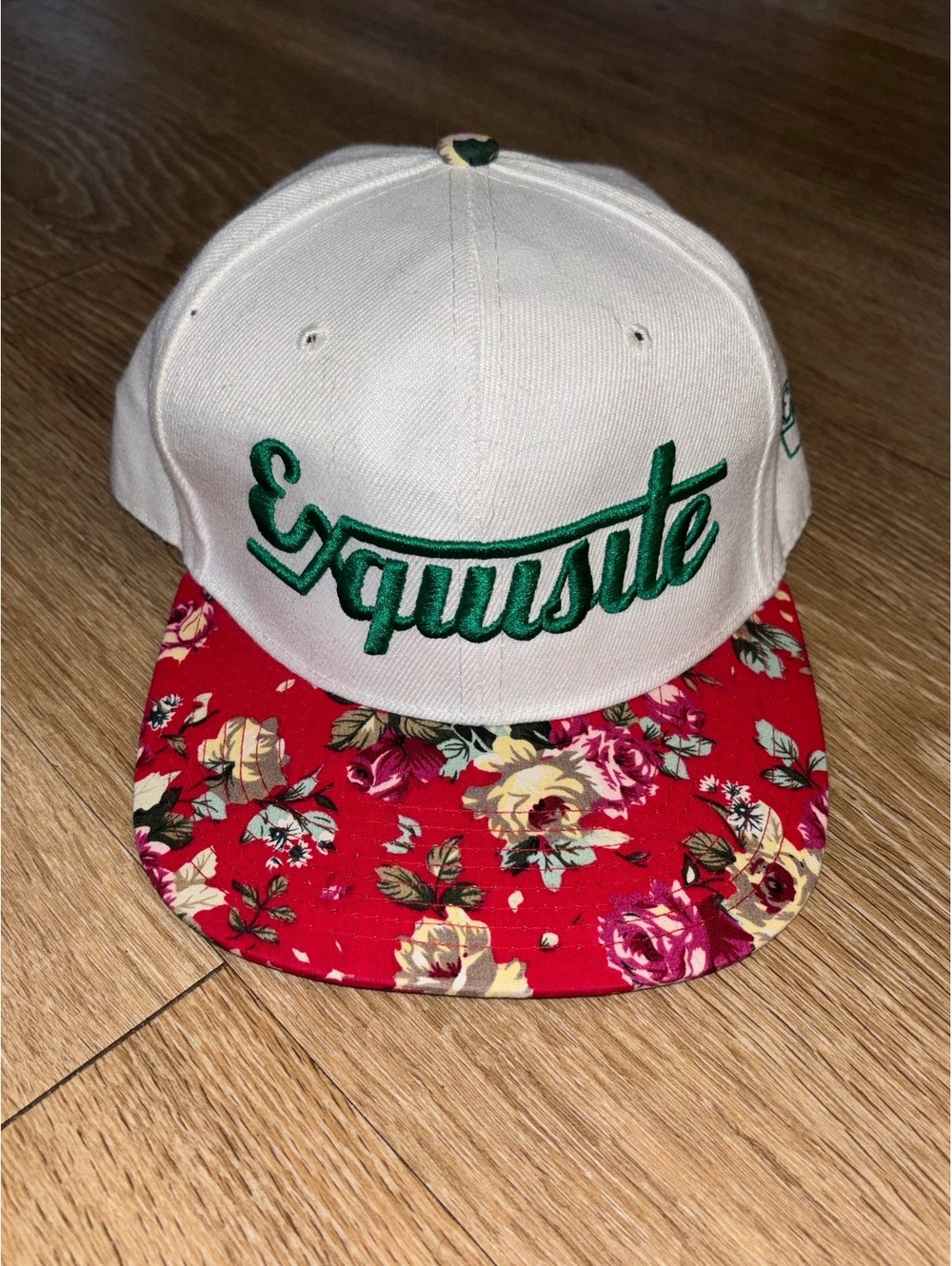 Vintage-Style "Exquisite" Floral Script Snapback Hat Crown Hat White/Red d20